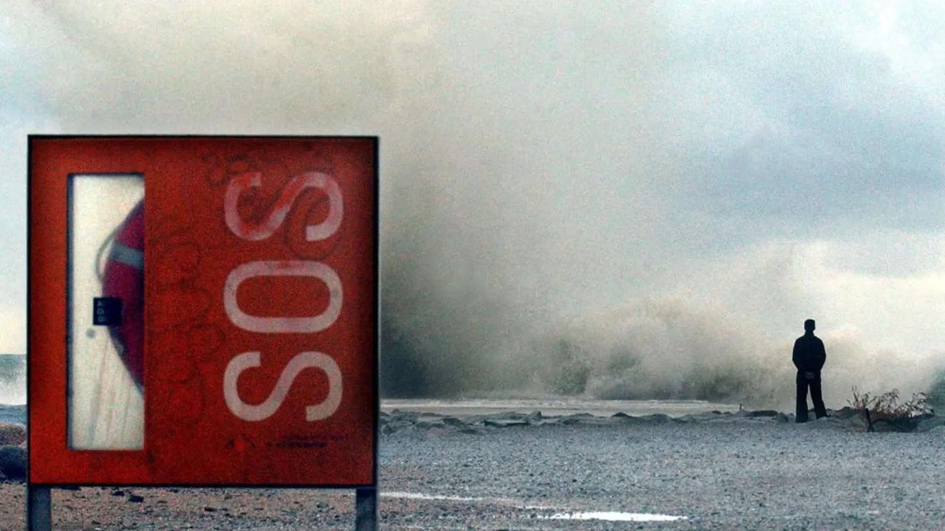 Un hombre observa los efectos de una tormenta sobre la costa catalana