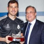 Florentino Pérez y Casillas plasmaron así para los aficionados los 15 años del portero en la entidad