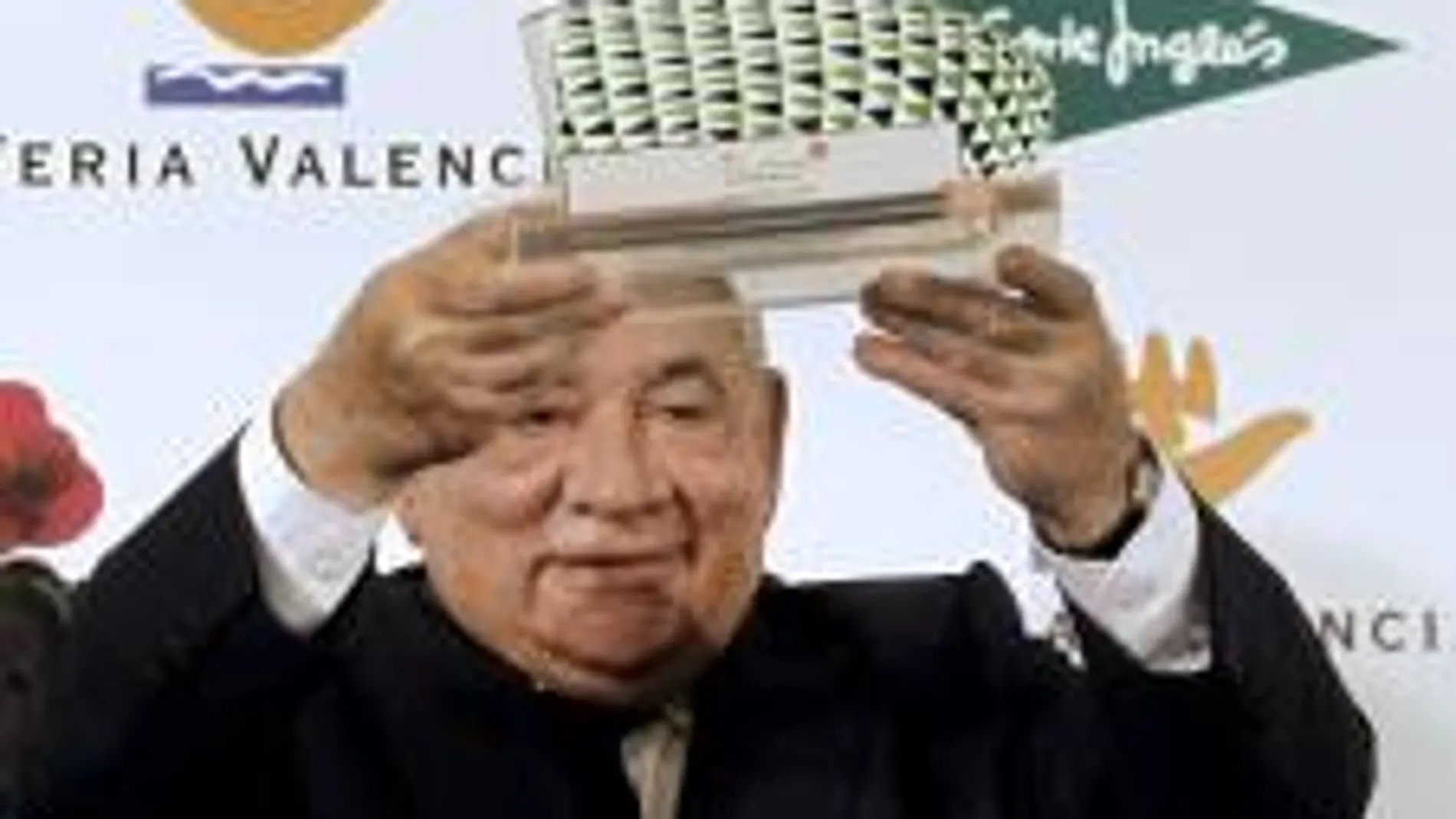 El presidente de "El Corte Inglés", Isidoro Álvarez, recoge un trofeo en reconocimiento de su labor