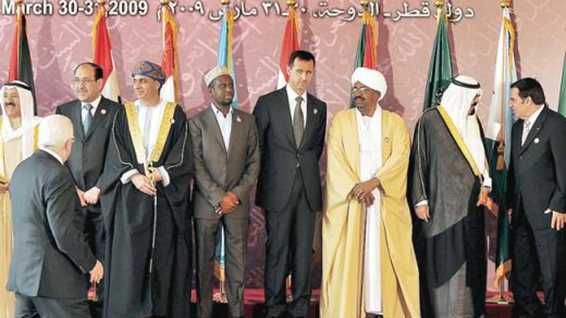 Omar Al Bashir, flanqueado por los asistentes a la Cumbre de la Liga Árabe celebrada en Doha