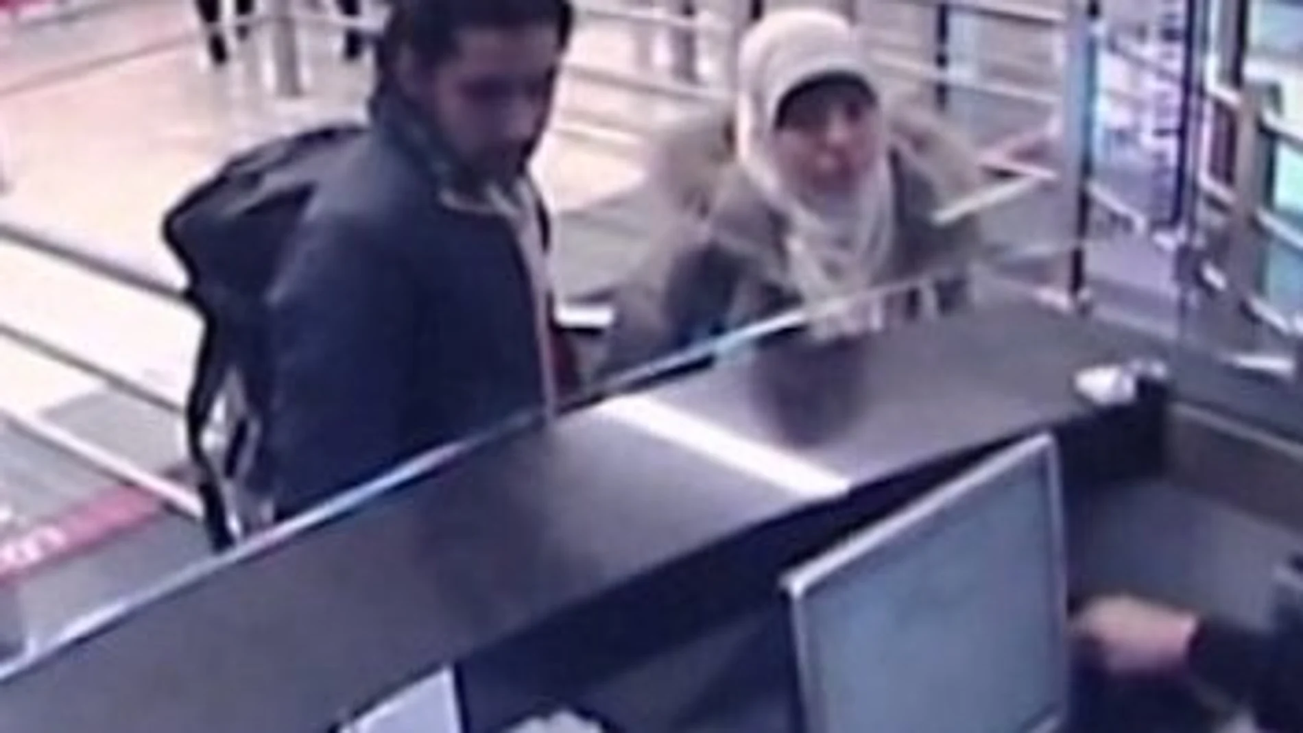 Captura de vídeo que muestra una imagen de Hayat Boumeddiene, buscada por la policía por su supuesta complicidad en los ataques de París, en el aeropuerto Sabiha Gokcen en Estambul.