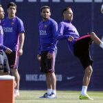 Neymar juguetea con el balón en un entrenamiento