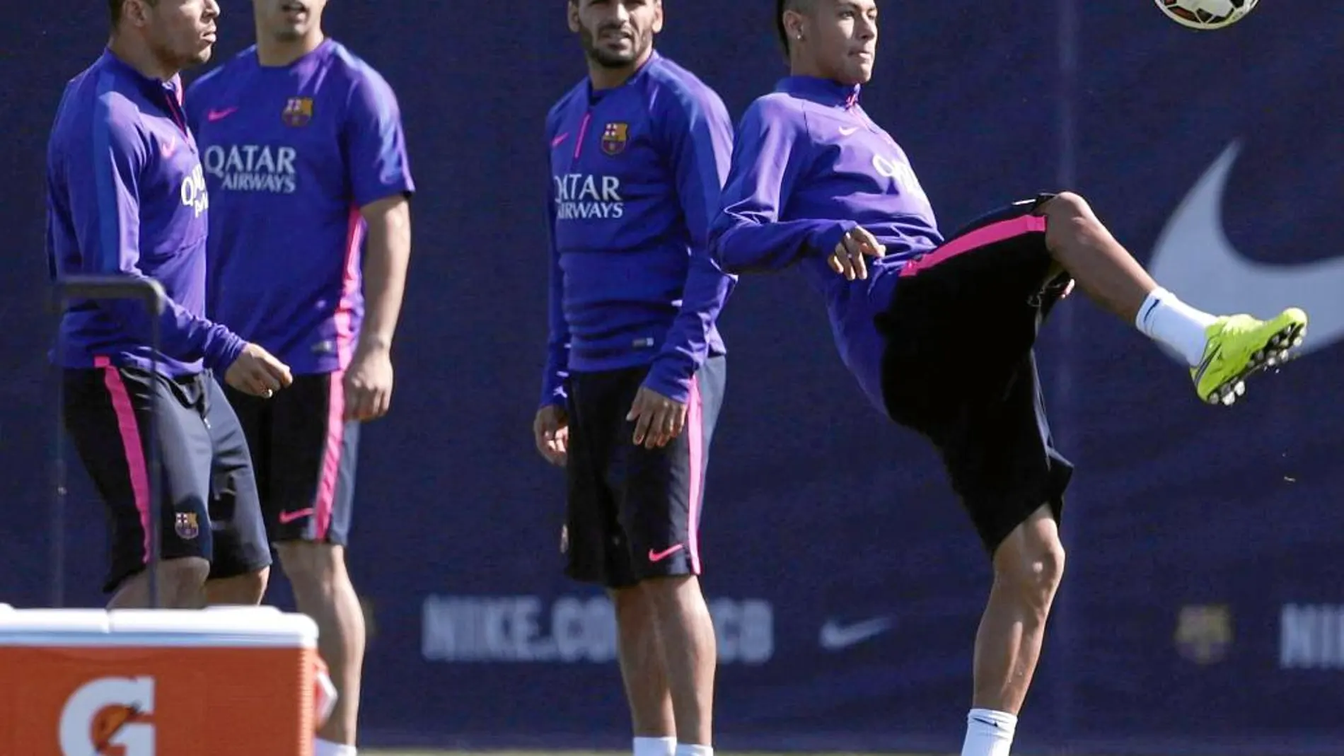 Neymar juguetea con el balón en un entrenamiento