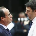 El presidente francés, François Hollande (i), charla con el primer ministro italiano, Matteo Renzi.