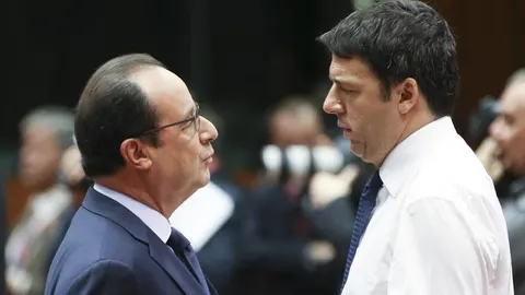 El presidente francés, François Hollande (i), charla con el primer ministro italiano, Matteo Renzi.