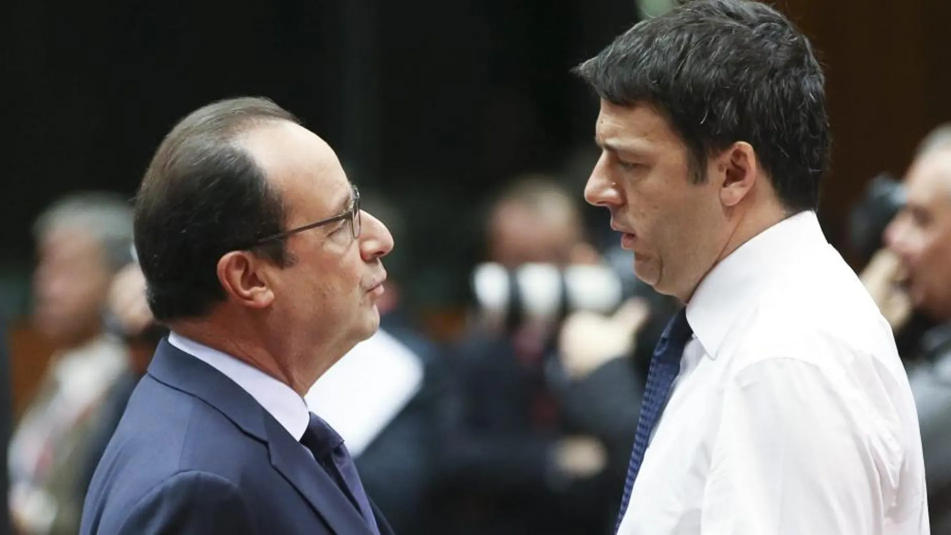 El presidente francés, François Hollande (i), charla con el primer ministro italiano, Matteo Renzi.