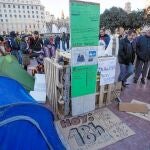 Imagen de los acampados en la plaza Cataluña de Barcelona, ayer antes de iniciar una marcha a la sede del PP