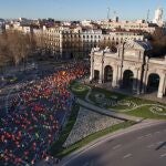 Los más de 22.000 corredores tuvieron la salida en la Plaza de Cibeles y final en la Puerta de Alcalá