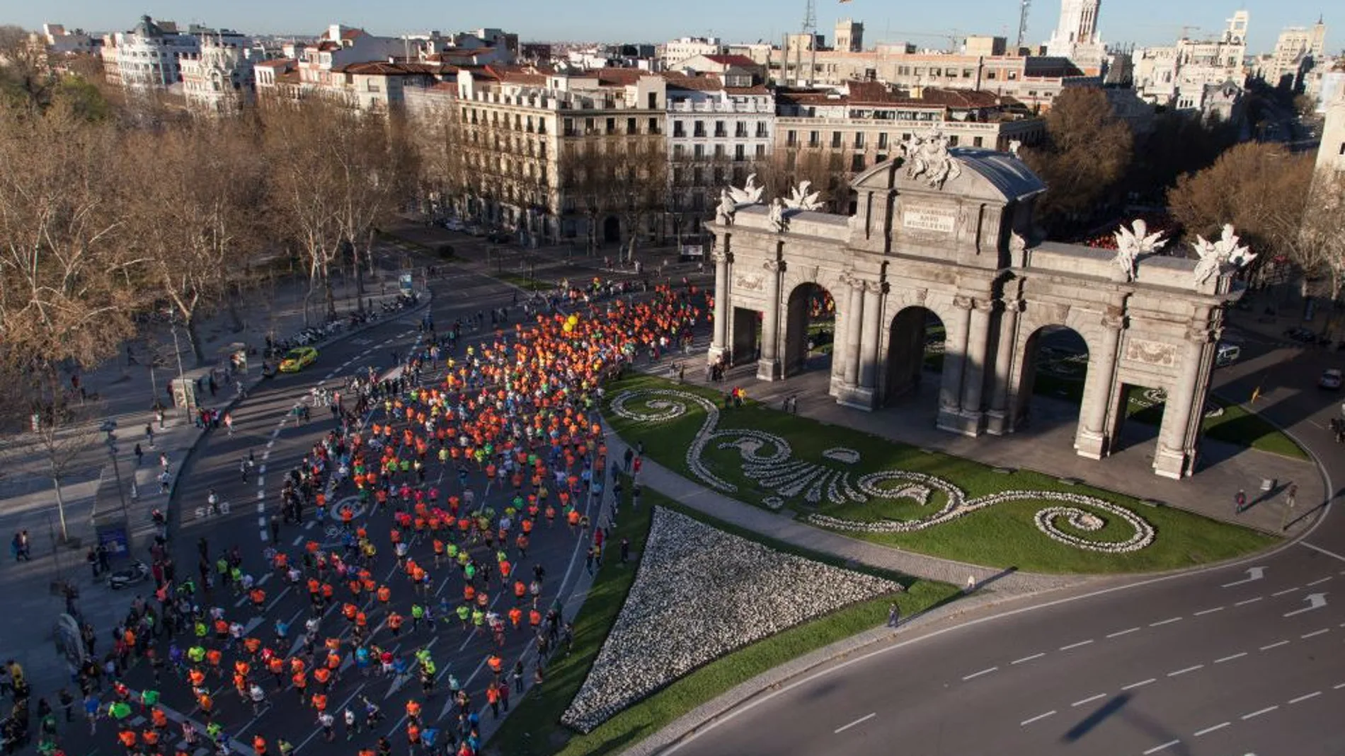 Los más de 22.000 corredores tuvieron la salida en la Plaza de Cibeles y final en la Puerta de Alcalá