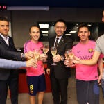 De izquierda a derecha, Xavi, Luis Enrique, Iniesta, Bartomeu, Messi y Busquets, brindando en el vestuario