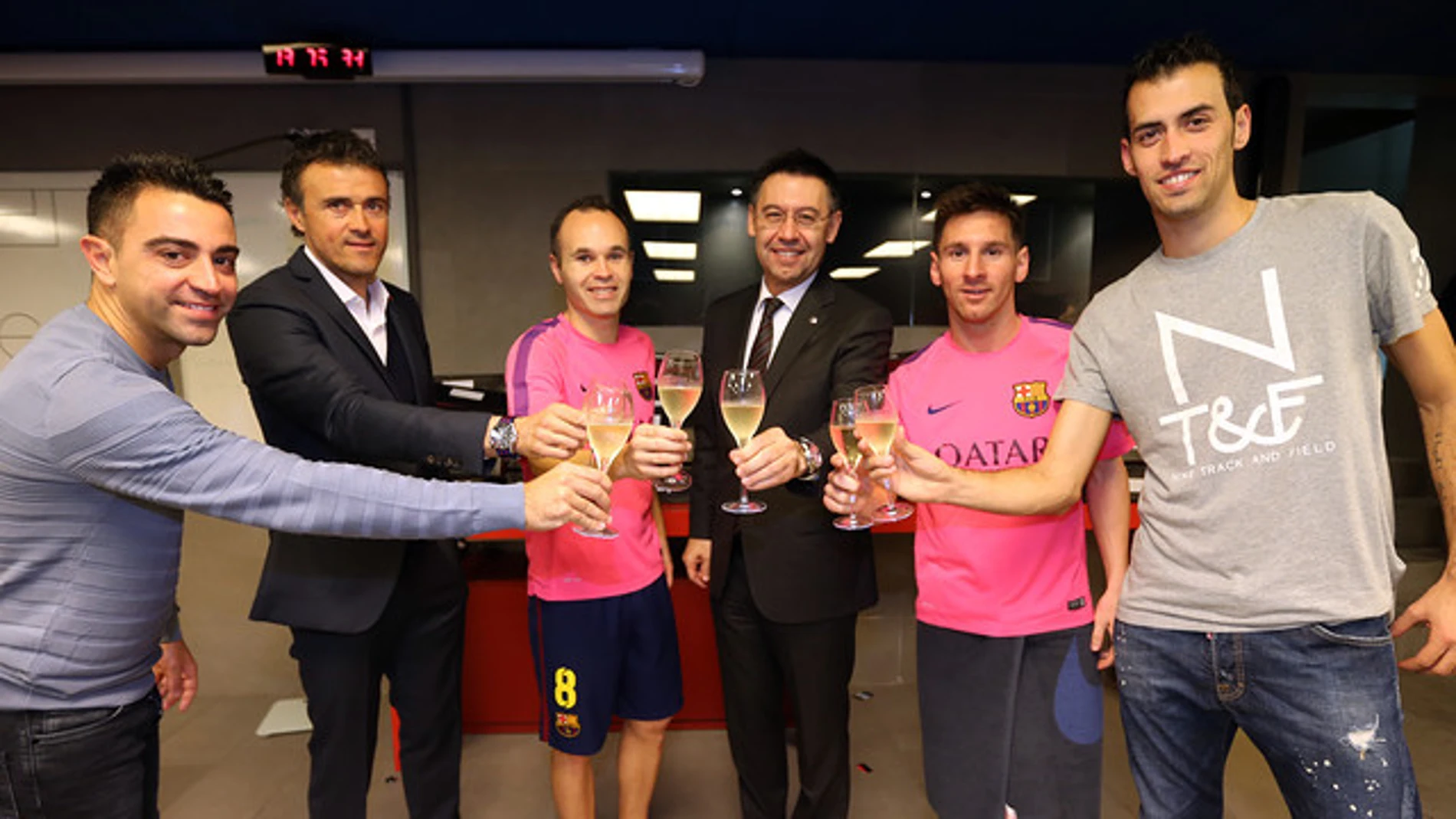De izquierda a derecha, Xavi, Luis Enrique, Iniesta, Bartomeu, Messi y Busquets, brindando en el vestuario