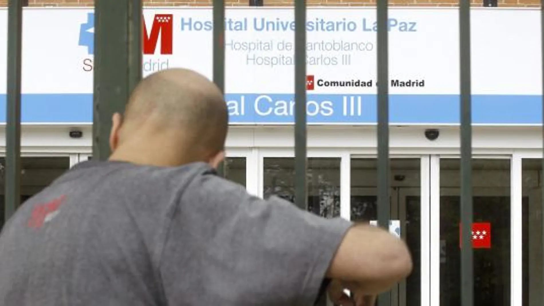 Un cámara graba esta tarde la entrada del Hospital Carlos III de Madrid, donde están la auxiliar de enfermería infectada y los posibles casos de contagio.
