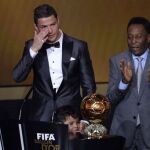 Cristiano Ronaldo recogió el Balón de oro la pasada edición visiblemente emocionado