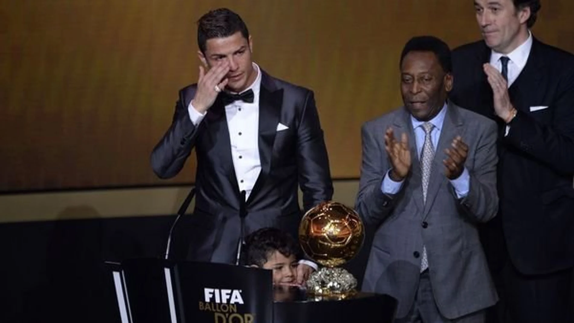 Cristiano Ronaldo recogió el Balón de oro la pasada edición visiblemente emocionado