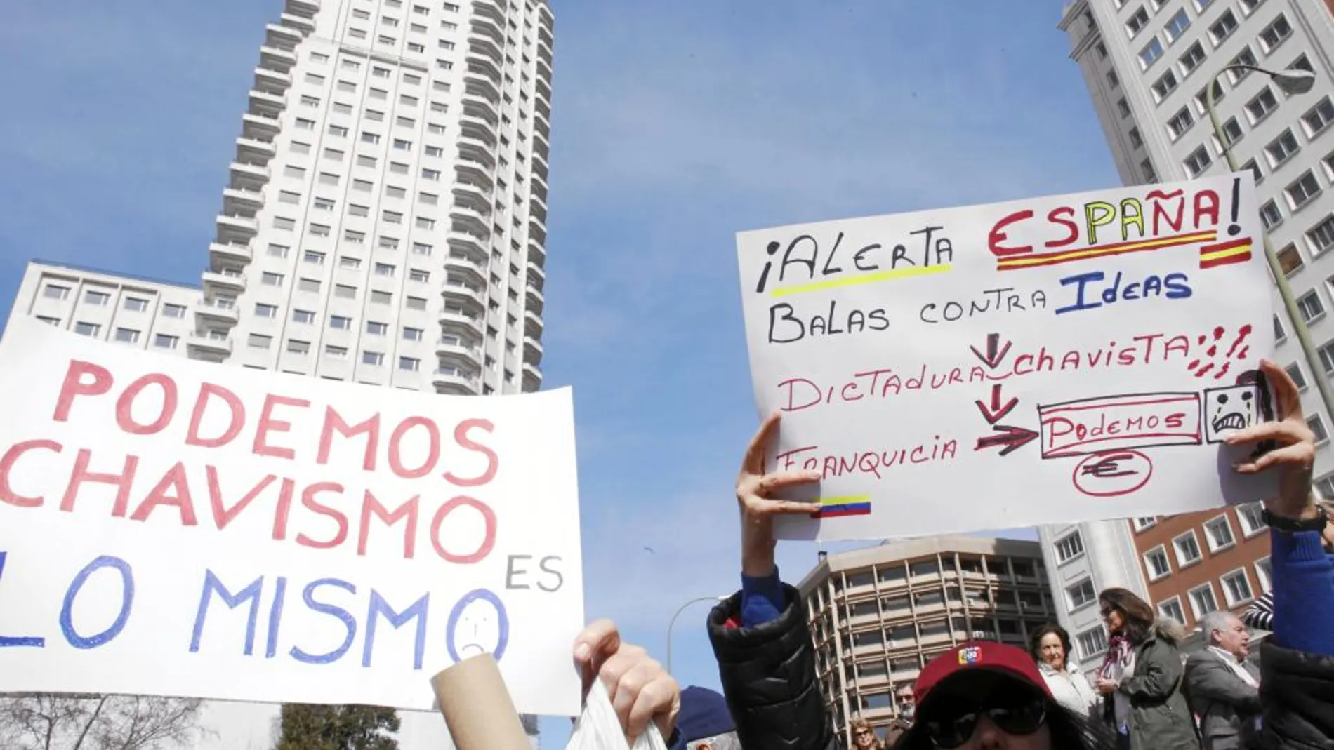 Varios manifestantes del Movimiento Español Venezolano Anti Podemos el pasado domingo en Madrid