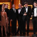 Simon Stephens, el reparto y el equipo recogen el premio a la mejor obra por "El curioso incidente del perro a medianoche"