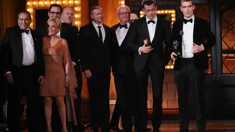 Simon Stephens, el reparto y el equipo recogen el premio a la mejor obra por "El curioso incidente del perro a medianoche"