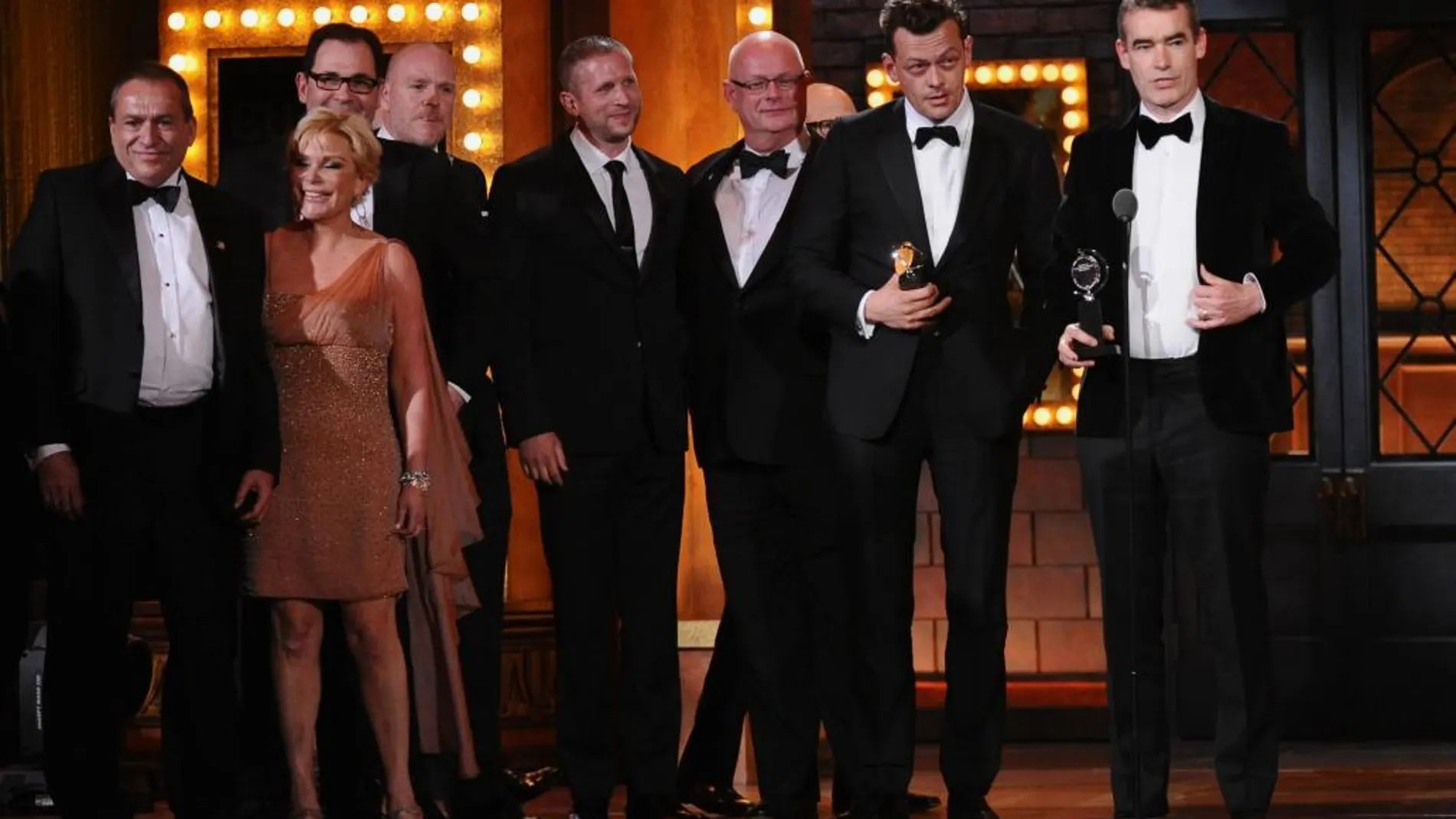 Simon Stephens, el reparto y el equipo recogen el premio a la mejor obra por "El curioso incidente del perro a medianoche"