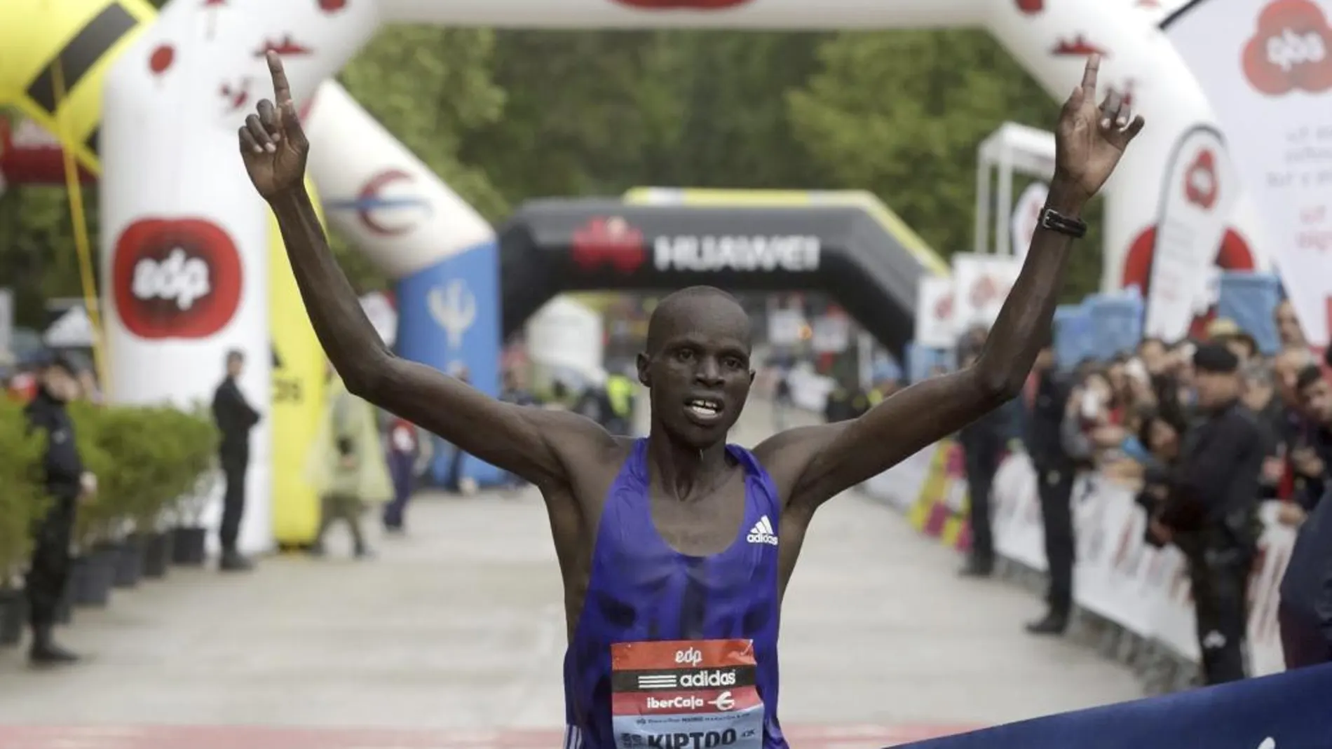 Ezekiel Kiptoo Chebii cruza la meta para repetir victoria en la 38 edición del 'EDP Rock 'n' Roll Madrid Maratón & 1/2'