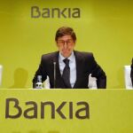 El presidente de Bankia, José Ignacio Goirigolzarri (c), durante la junta general de accionistas