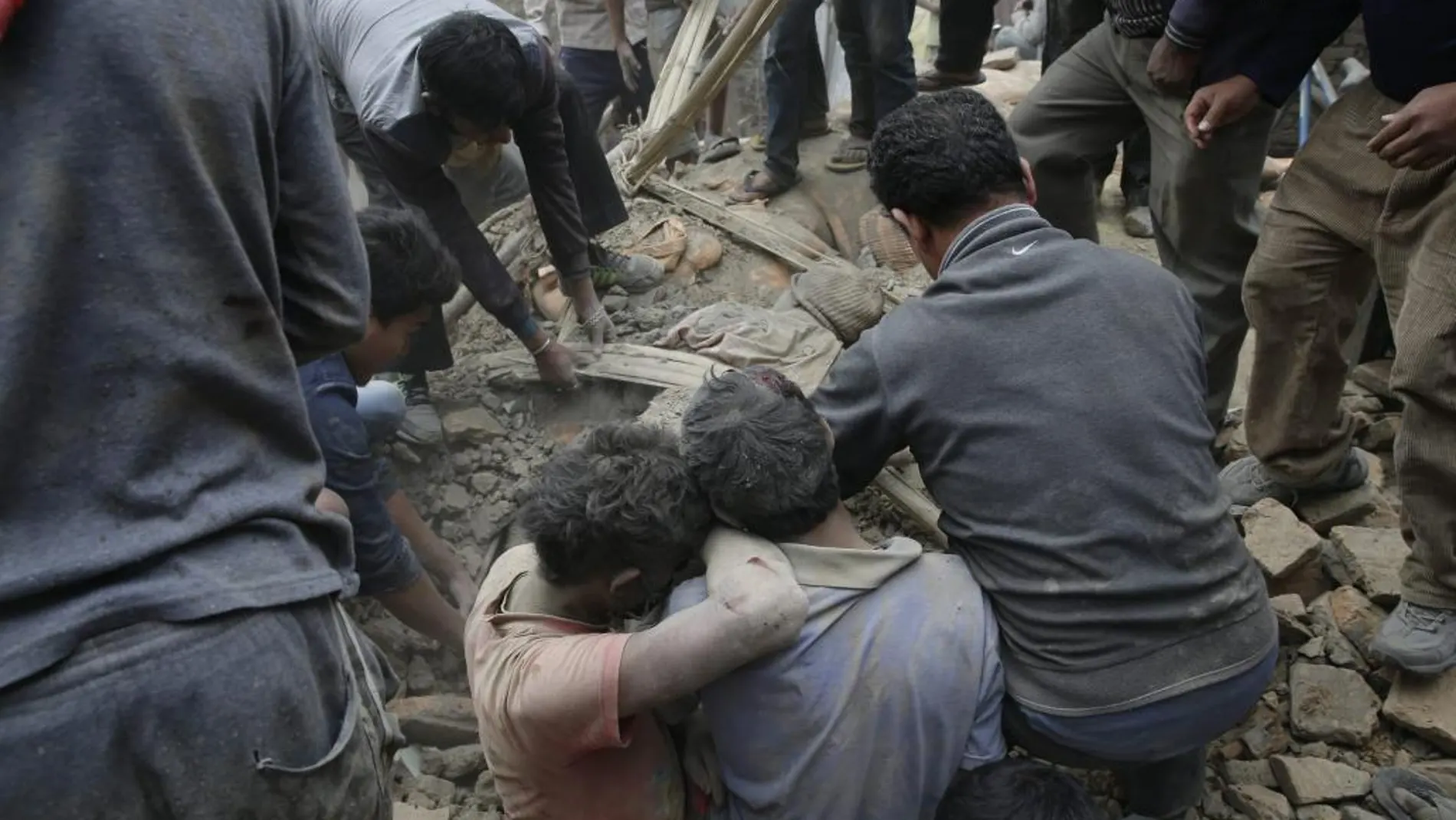Rescate de cuerpos en Nepal