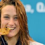 Mireia García Belmonte celebra en el podio el oro en 400 estilos