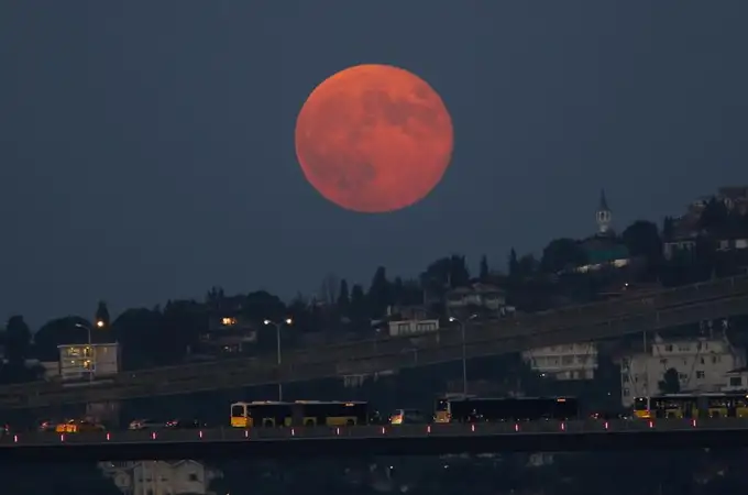 Llega la Superluna rosa de abril: ¿cuándo y cómo ver este bonito fenómeno en España? 