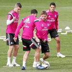 Kroos, Nacho, Illarramendi y Javier Hernández en un rondo durante el entrenamiento de ayer