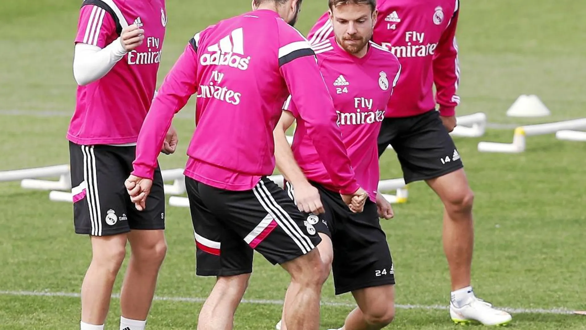 Kroos, Nacho, Illarramendi y Javier Hernández en un rondo durante el entrenamiento de ayer