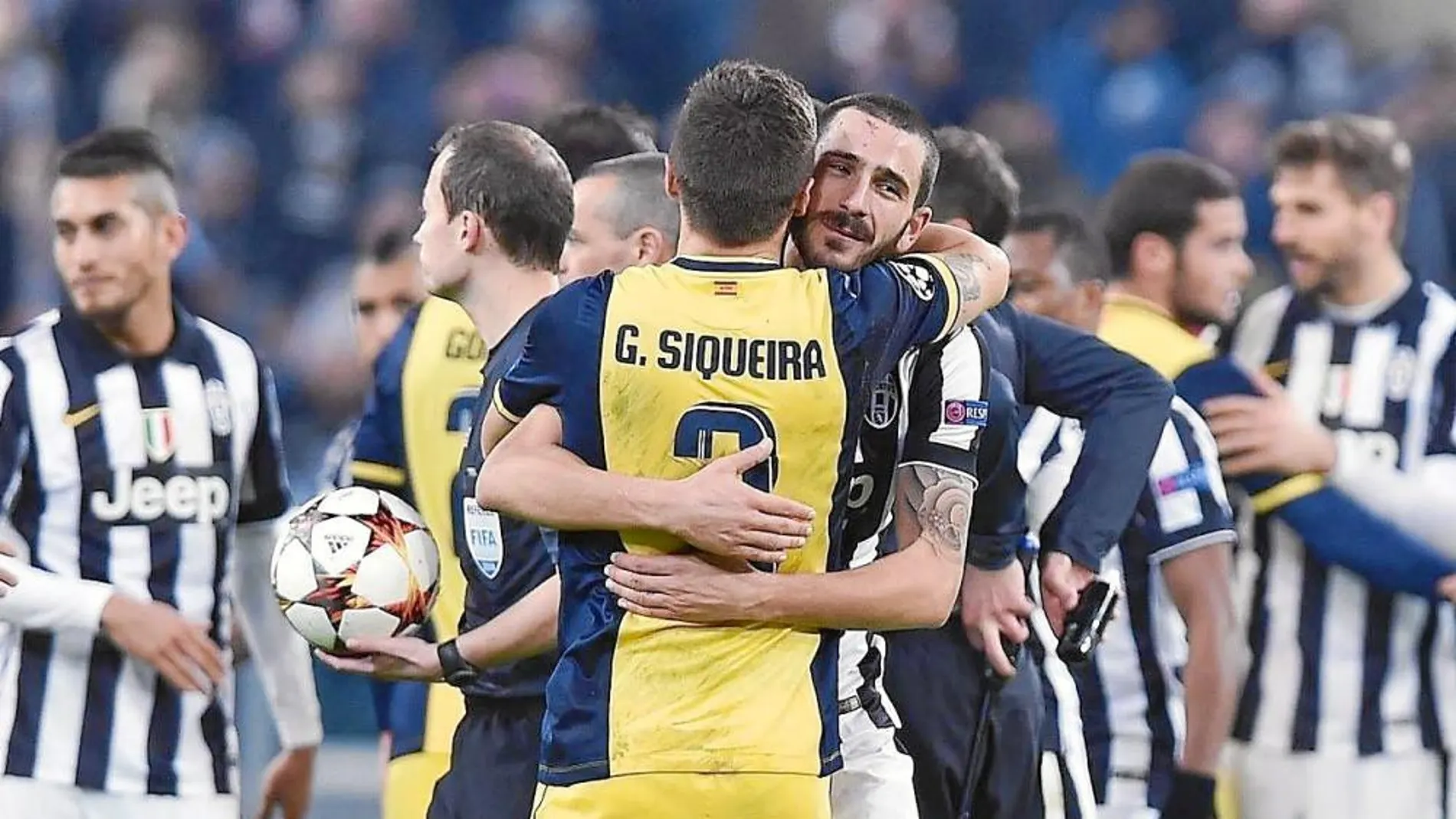 Siqueira y Bonucci se abrazan tras el partido. Atlético y Juve estaban clasificados