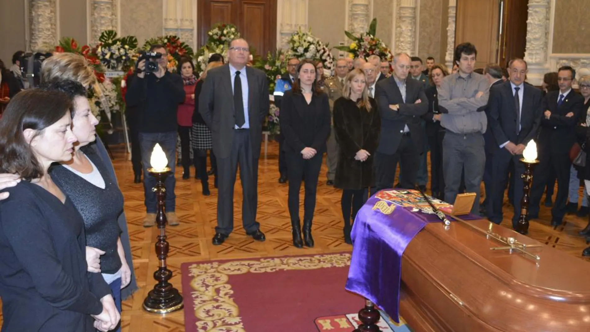 María Antonia Pardo, viuda de José María Hernández, junto a la presidenta en funciones de la Diputación de Palencia, Ana Asenjo, durante la concesión de la Medalla de Oro de la Provincia a titulo póstumo al presidente de la institución, José María Hernández
