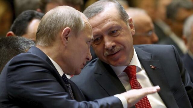 Vladimir Putin (i), y a su homólogo turco, Recep Tayyip Erdogan.