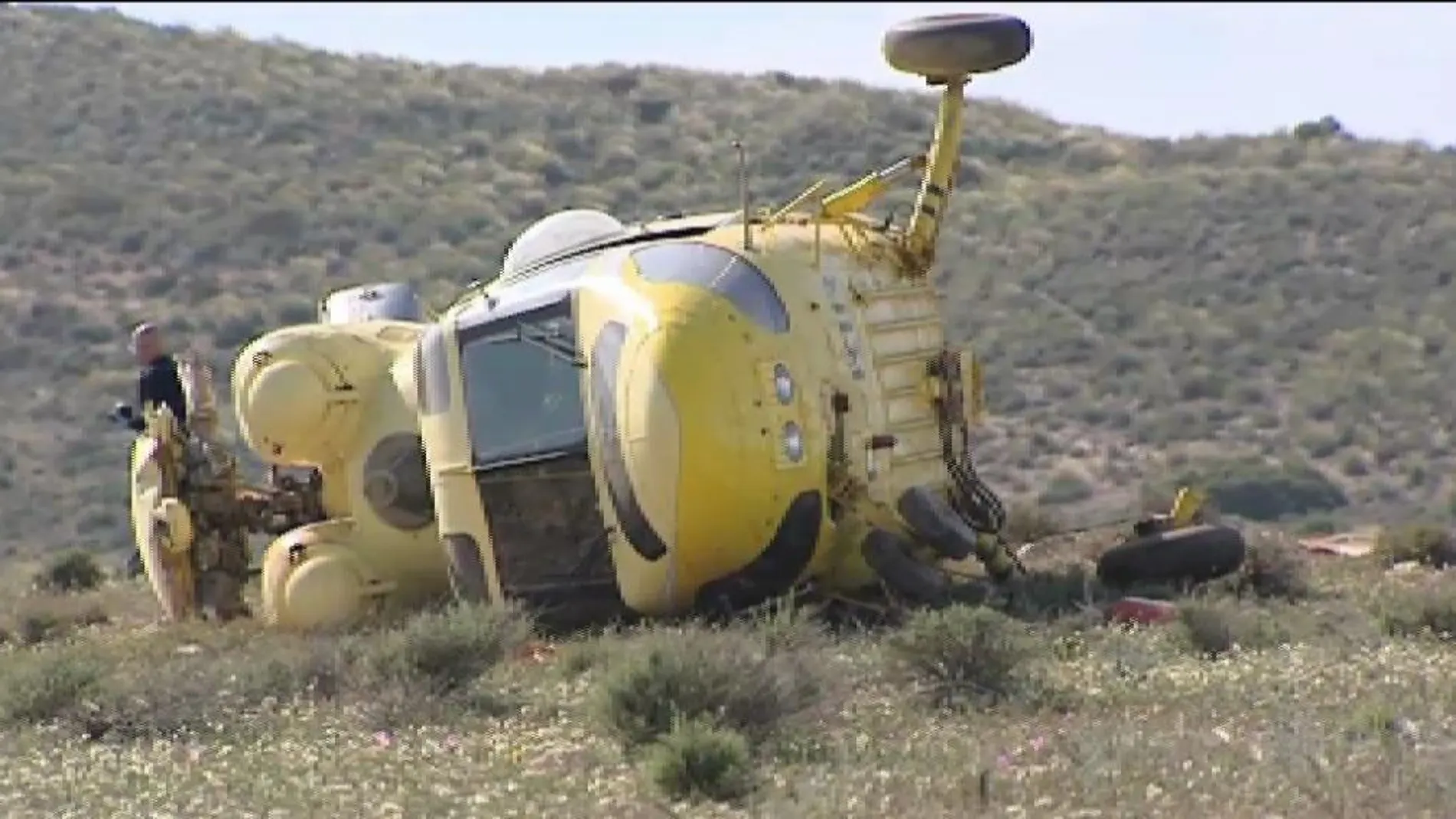 La misteriosa aparición de un helicóptero volcado en Almería