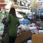 Basura acumulada en una calle de Sevilla