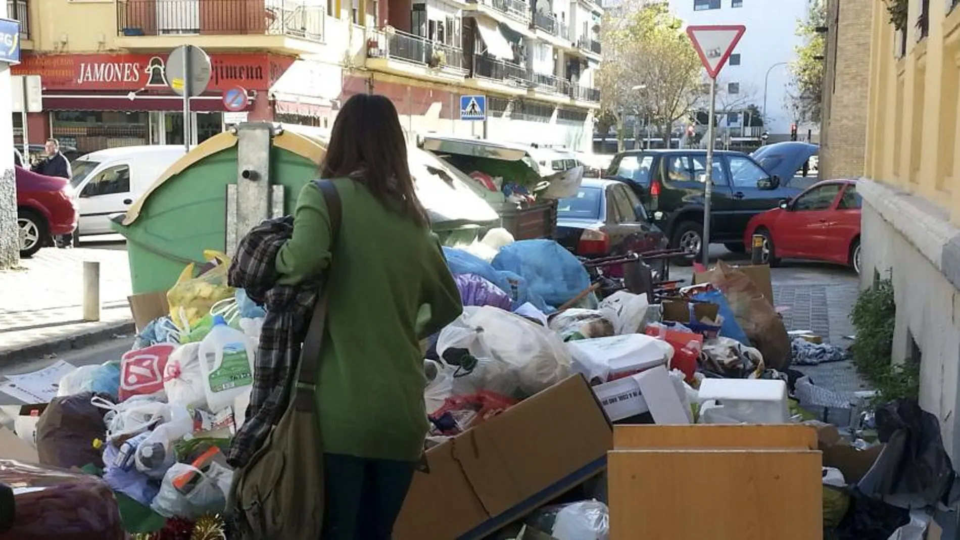 Basura acumulada en una calle de Sevilla