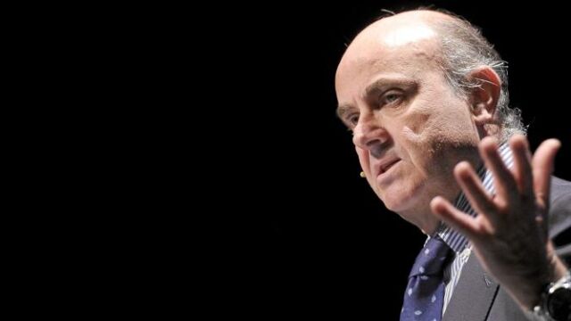El ministro de Economía, Luis de Guindos, ayer, durante su intervención en el Foro Navarra y Economía, en Pamplona