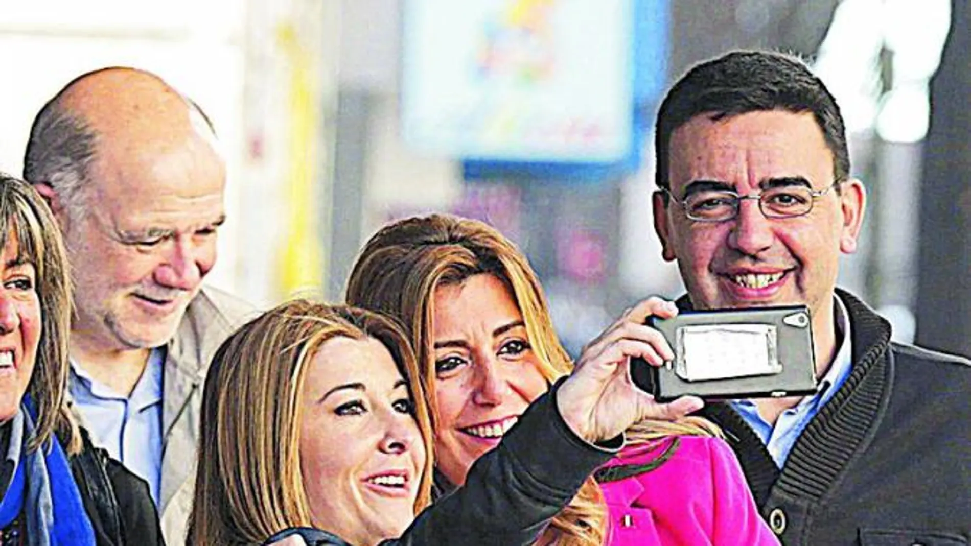 Susana Díaz, junto a su portavoz parlamentario Mario Jiménez, entre otros