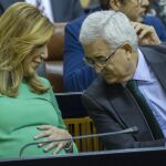 Susana Díaz, sonríe con la mano sobre su barriga junto al vicepresidente Manuel Jiménez Barrios.