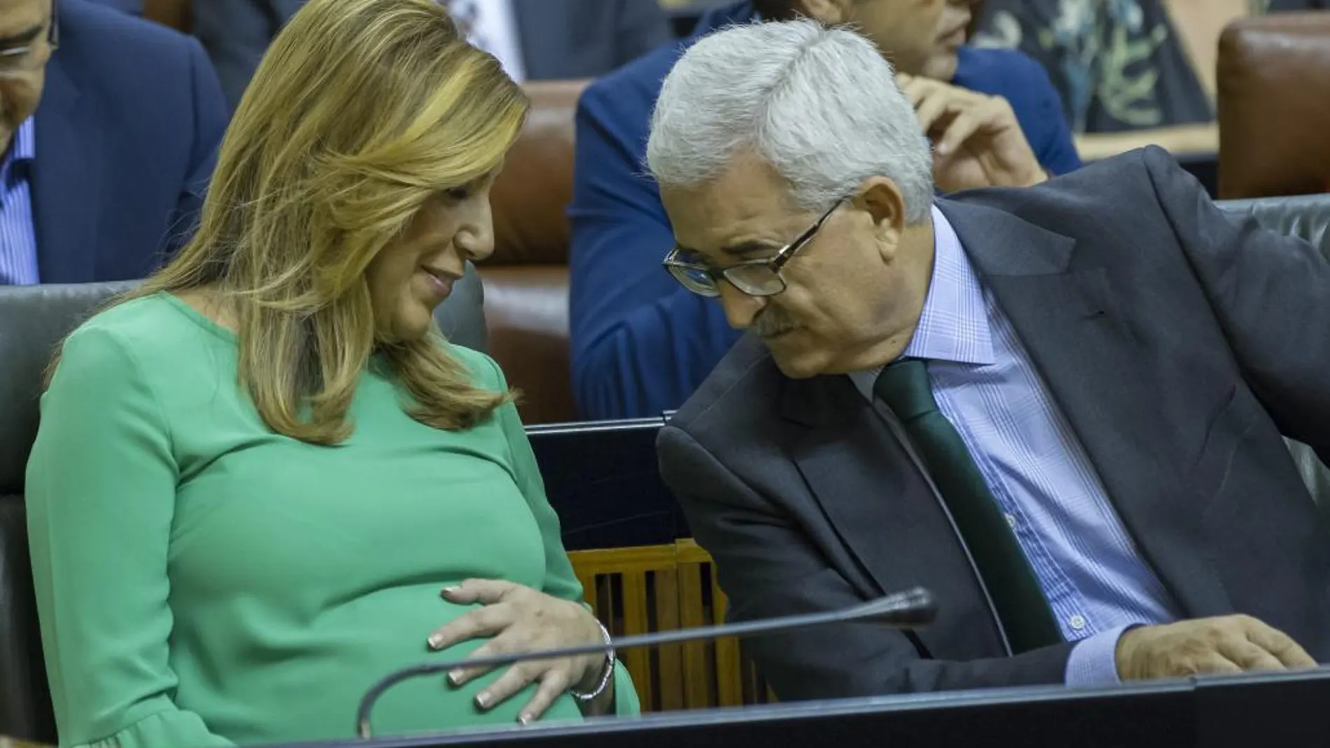 Susana Díaz, sonríe con la mano sobre su barriga junto al vicepresidente Manuel Jiménez Barrios.