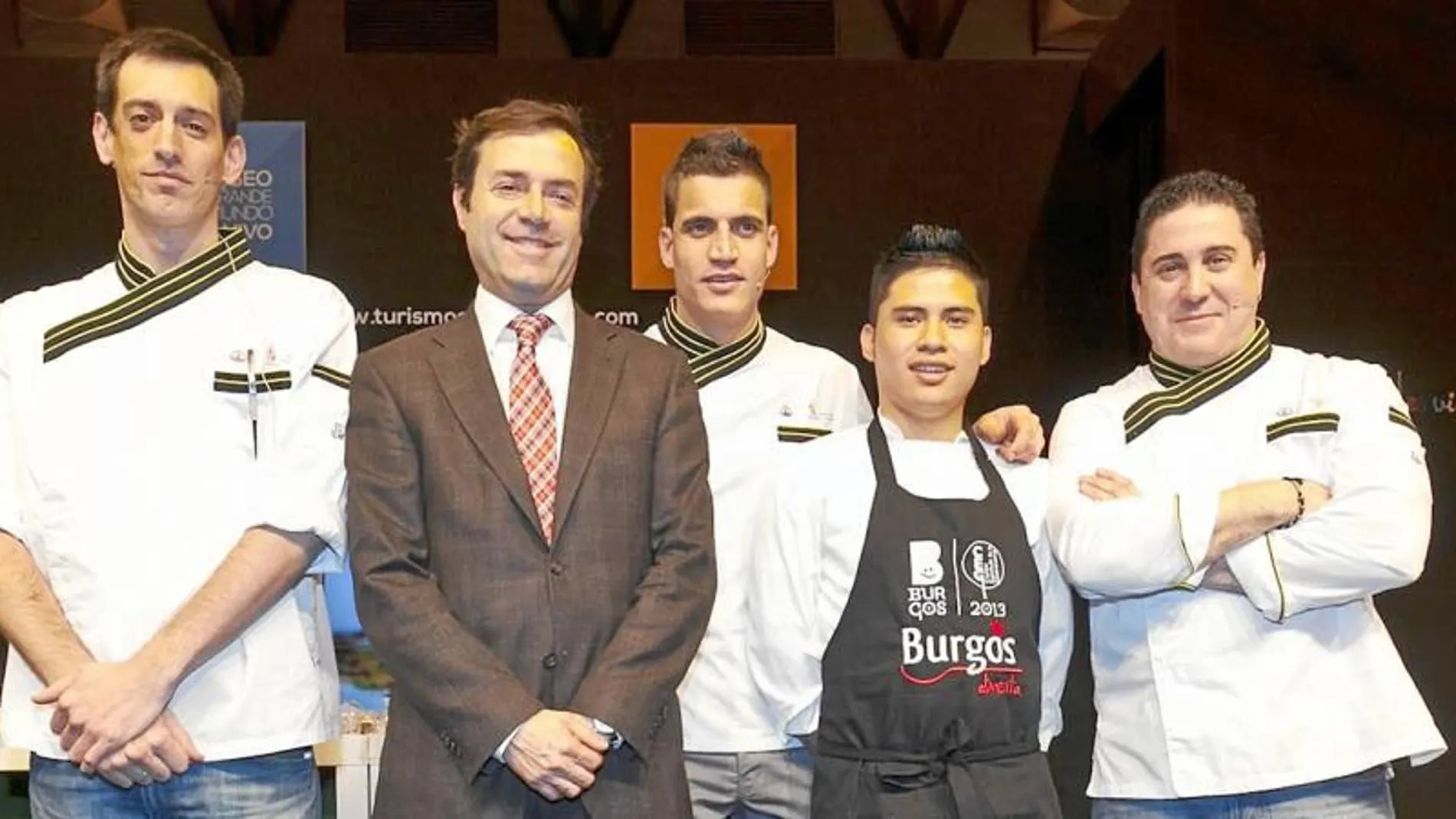 El director de Turismo de la Junta, Javier Ramírez, en Fitur, apoyando al cocinero Miguel Cobo, que participará en el Concurso Nacional, que estará acompañado de Javier Gómez y César Boal