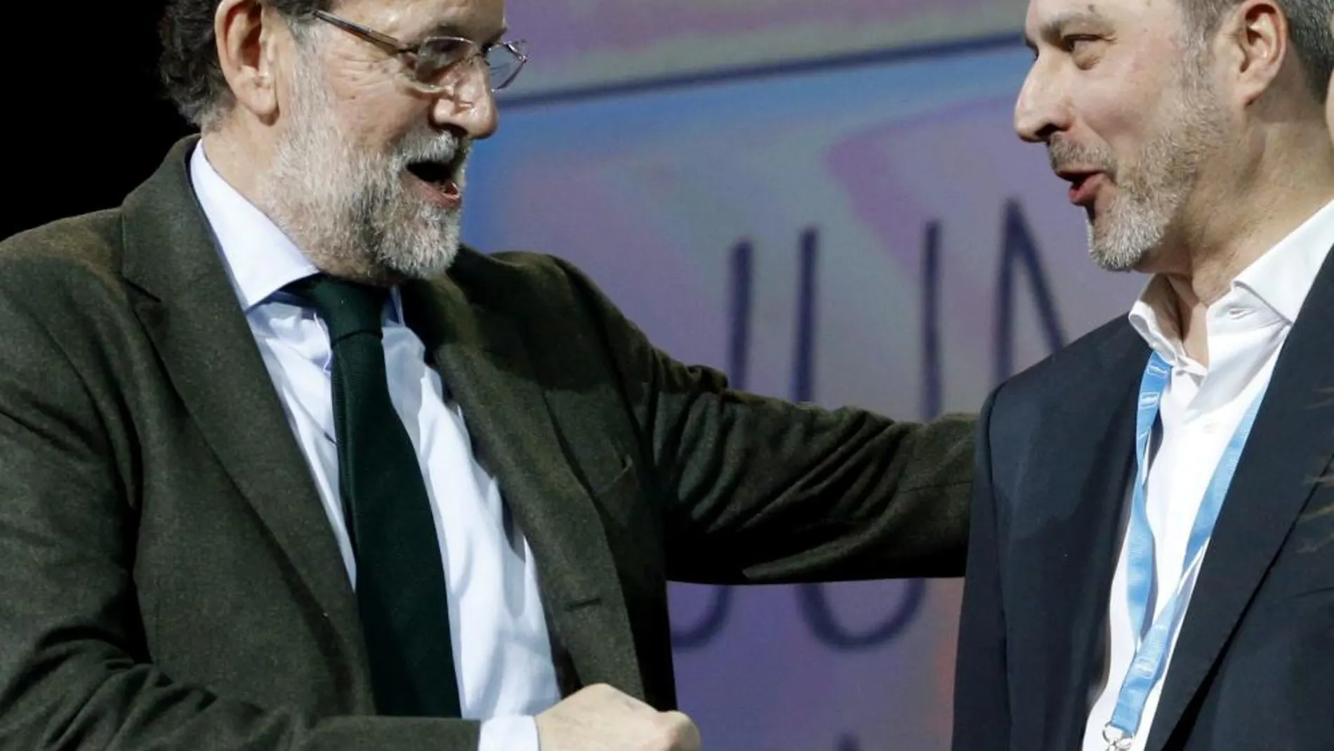 Mariano Rajoy junto al presidente de la Sociedad Civil Catalana, José Ramón Bosch (d), durante la segunda jornada de la convención nacional del PP.