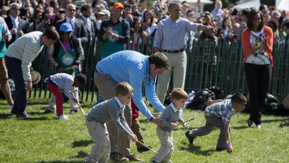 El presidente de Estados Unidos, Barack Obama (c), y la primera dama estadounidense, Michelle Obama (d), observan a los niños que participan en la carrera anual de los huevos de Pascua.