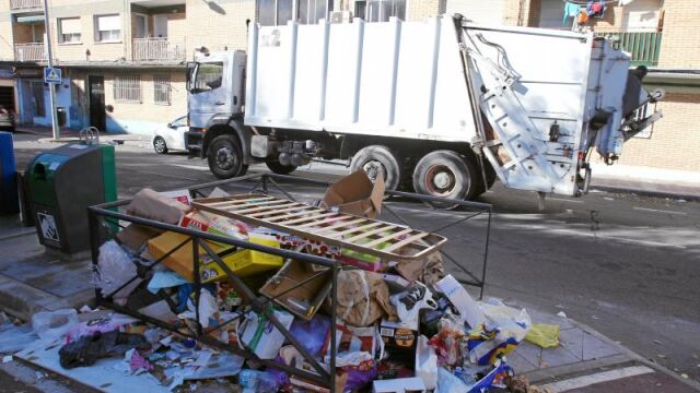 Debido a la huelga, la basura se amontona en los puntos limpios en buena parte del municipio e incluso se ha llegado a incendiar