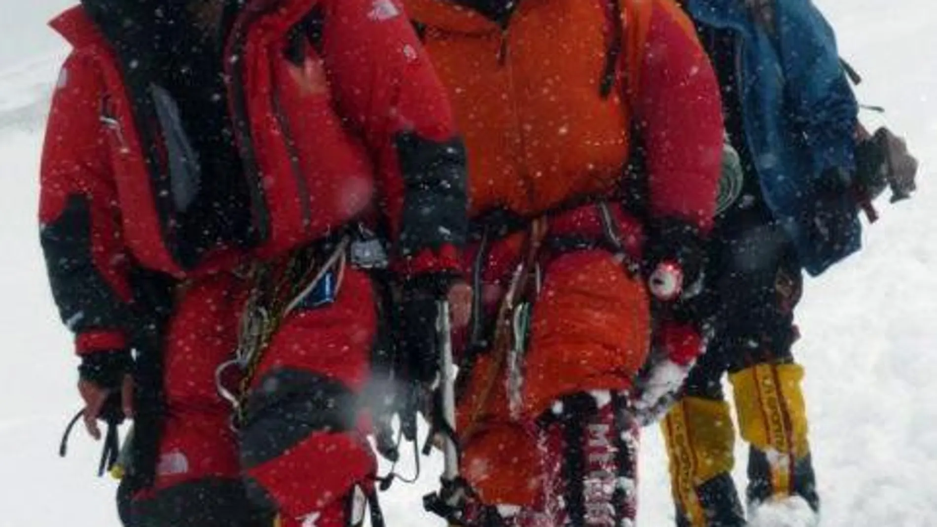 El alpinista Alfredo García durante su descenso del Gasherbrum I, de donde fue rescatado y a cuya expedición pertenecían tres alpinistas más que fallecieron tras hacer cumbre.