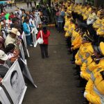 Los familiares de los 43 estudiantes universitarios protestan frente a la embajada de Alemania en la Ciudad de México