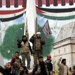 Rebeldes del Frente al Nusra, filial de Al Qaeda en Siria, en la ciudad de Idlib