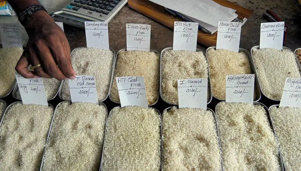 Distintos tipos de arroz en un mercado de India.