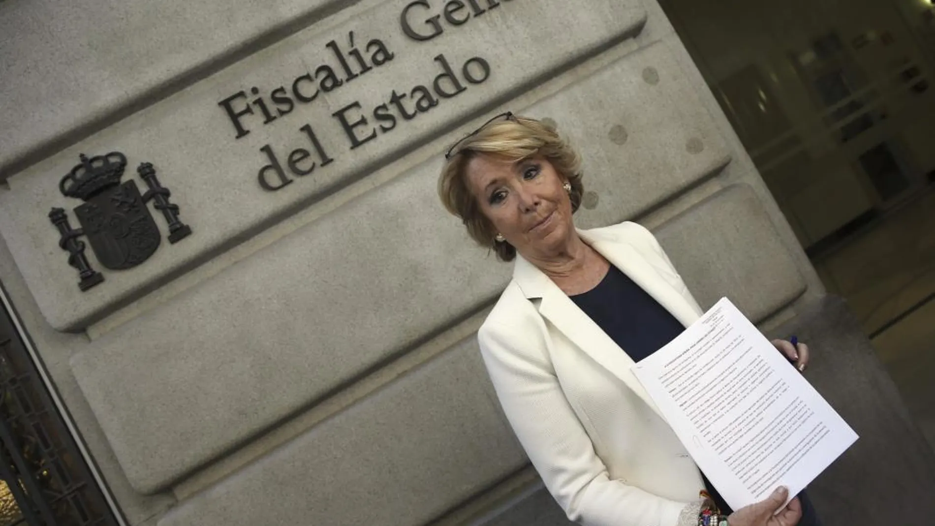 La candidata del PP a la Alcaldía de Madrid, Esperanza Aguirre, ayer a su llegada a la Fiscalía General del Estado