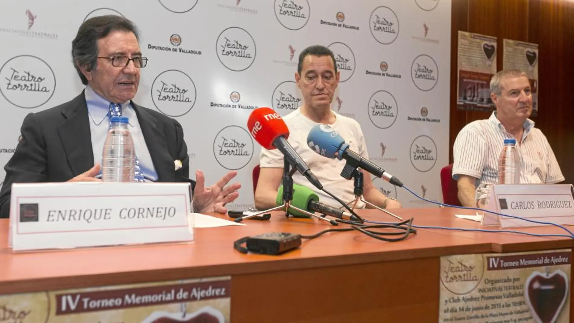 Enrique Cornejo junto al organizador del torneo, Carlos Rodríguez, y el presidente del Club de Ajedrez Promesas de Valladolid, Antonio García