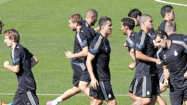 TODOS A UNA. Ancelotti quiere que con el paso de los partidos los futbolistas jueguen como un equipo